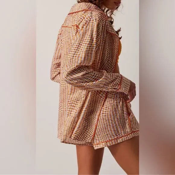 REVOLVE PLUSH SILKY OP ART LONG SLEEVE + SHORTS PJ SET WITH EYE MASK - Picture 4 of 5